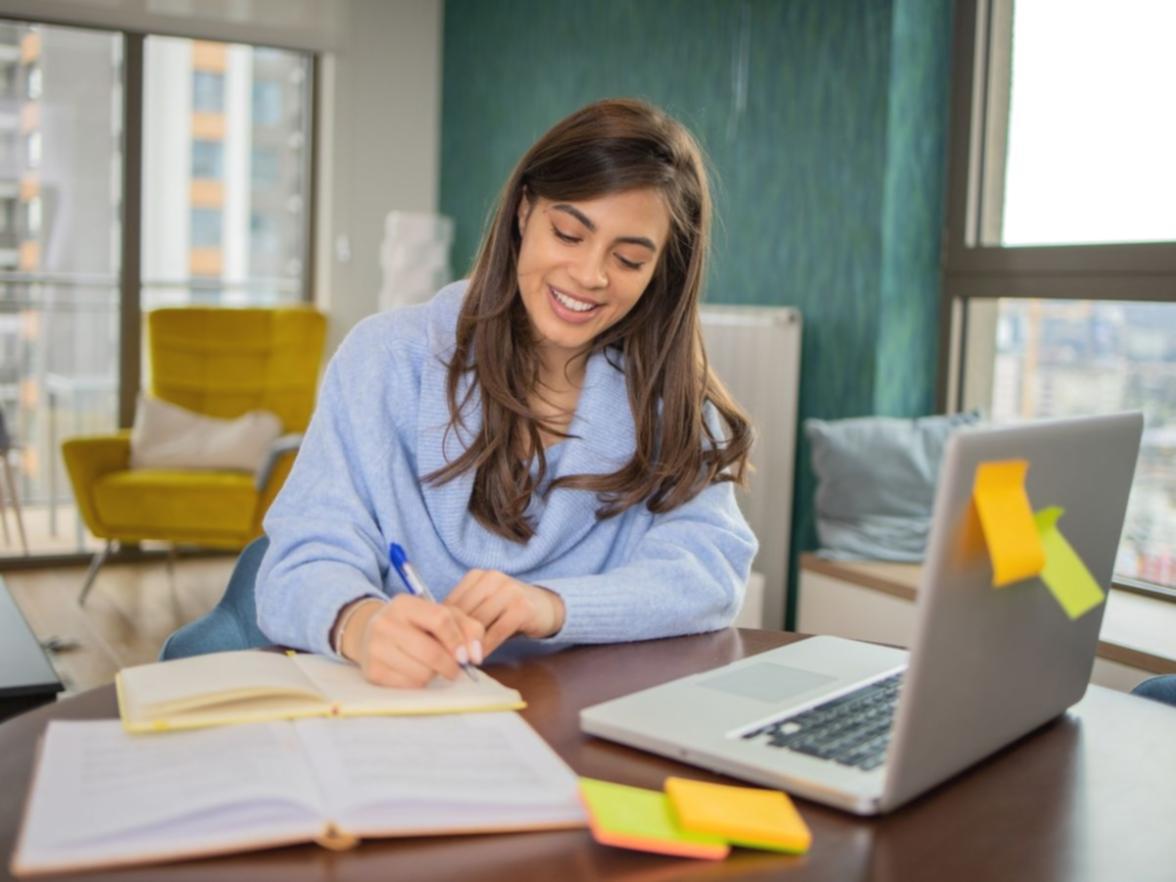 Session de formation finance interactive avec participants travaillant sur des cas pratiques